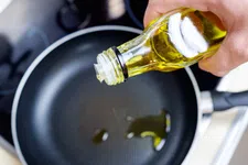 Thumbnail for article: Elke dag een scheut olijfolie: dit doet het met je hart, hersenen en gezondheid