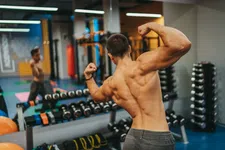 Thumbnail for article: Geen zin in een lange workout? Deze 2 oefeningen pompen je hele bovenlijf op 