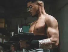 Thumbnail for article: Lichte dumbbells, grote pomp: probeer deze 40-rep biceps-finisher