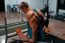 Thumbnail for article: De 3 minuten finisher die je triceps aan het eind van je training opblaast