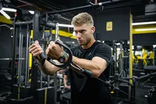 ‘Sets per week’ zegt niet veel – hoeveel sets per spiergroep moet je per training doen?