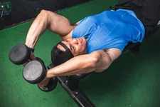 Thumbnail for article: Giga triceps met mini gewichten: deze 100-rep finisher moet je proberen