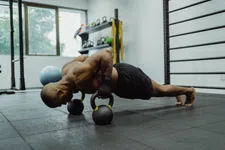 Thumbnail for article: Hoeveel push-ups per minuut horen bij jouw leeftijd?