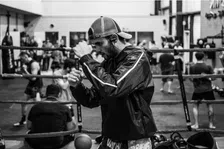 Thumbnail for article: Train zonder afleiding: zo blijf je écht gefocust in de gym