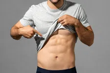 Thumbnail for article: Kun je een sixpack hebben zonder je buikspieren te trainen?