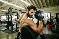 Thumbnail for article: Grotere biceps? Zo gebruik je progressieve overbelasting bij je curls