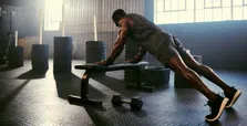 Train je rug én buikspieren met één dumbbell: zo doe je de elevated plank row
